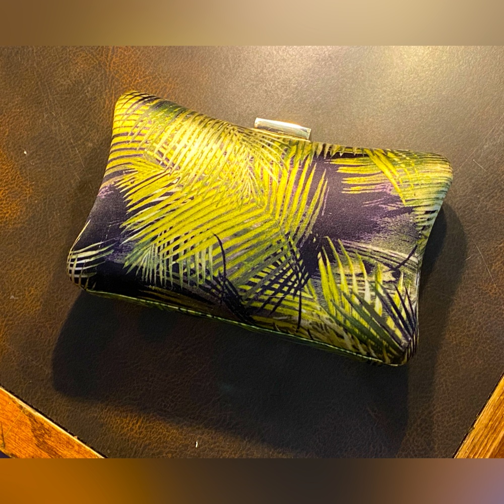 NWOT EXPRESS clam shell clutch purse,hard side,silky tropical print,black green
